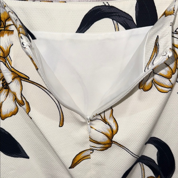 White House Black Market Cream Floral Pencil Skirt, Size 6 -NWT - Picture 8 of 12